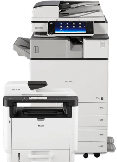 Duas impressoras multifuncionais Ricoh brancas, uma compacta em primeiro plano e uma de grande porte ao fundo.